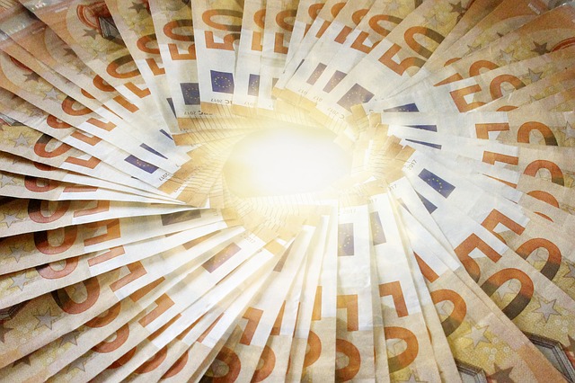 zářící peníze