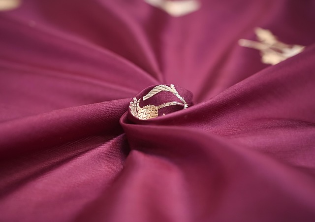 Satén je velmi elegantní.